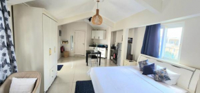 Lovely studio apartment with views of the lagoon.